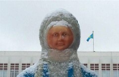 Снегурочка с неженским лицом пугает карагандинцев в центре города