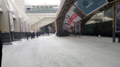 В результате обрушения конструкции на пассажирский поезд чудом никто не пострадал 