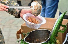Астанчан накормили настоящей солдатской кашей