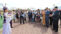 Аким ЗКО посетил выставку в этноауле в Астане