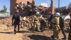 В Астане на стройке рухнула стена здания: два человека погибли под завалами