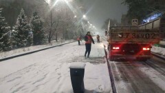 Снег в Алматы ночью убирали почти 900 человек