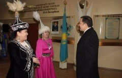 Аким ЗКО голосовал под музыку живого оркестра