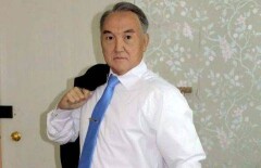 Воскового Назарбаева удалили с выставки из-за грязной рубашки