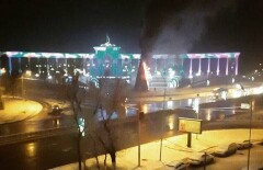 Ёлка горела у входа в Парк Первого Президента в Алматы