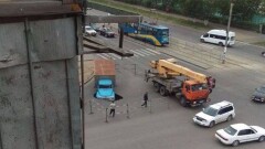 В огромную яму посреди дороги угодил грузовик в Павлодаре