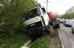 Пытаясь уйти от столкновения, автоцистерна провалилась в арык в Алматы 