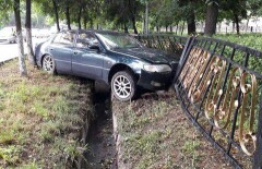 Lexus не справился с мокрой дорогой в Алматы и снёс забор