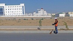 В Туркменистане сотрудникам министерства предложили работу дворников