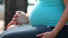 Снижение числа беременных за полгода предсказывает кризис – исследование