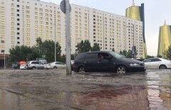Астанчане вышли рыбачить в море, разлившееся по столице от дождя