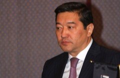 Экс-премьеру Серику Ахметову скостили срок заключения