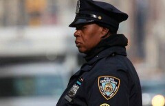 Видео с избиением полицейским в США задержанной женщины попало в интернет