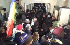 Митингующие в Молдове взяли здание парламента и отдали обратно
