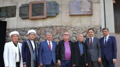Мемориальную доску в честь писателя Шерхана Муртазы открыли в Алматы