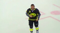 Хоккеист "Сарыарки" после матча спел хит Стаса Михайлова своим болельщикам