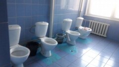 Чиновники нашли туалеты без дверей и перегородок в школах Астаны
