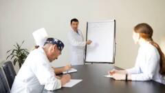 Врач-травматолог: как уберечь пожилых родителей от травм и болезней
