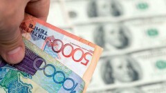 Неделя на бирже началась с роста курса доллара на 2 тенге