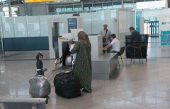 В аэропортах и на вокзалах Казахстана усилили меры безопасности