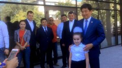 Байбек во время инспекции "Юбилейного" был окружён поклонниками, желающими заселфиться с акимом