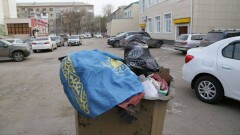 Выброшенным в мусорку флагом заинтересовалась костанайская полиция
