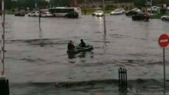 Катавшимся на лодке во время потопа в Астане парням отменили штраф