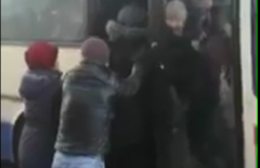 В Караганде сняли курьёзное видео об "утрамбовывании" пассажиров