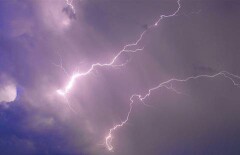 33 человека пострадали от ударов двух молний