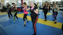 Астанчанка на девятом месяце беременности преподаёт тай-бо