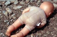 В Таразе судят женщину, которая выбросила из окна машины новорождённого младенца