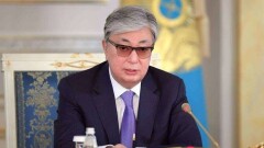 Токаев потребовал устранить искусственный дефицит билетов на поезда летом