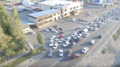 Автомобильное безумие на въезде в Алматы наглядно показали с коптера