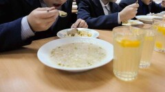 Просроченными продуктами и гнилыми фруктами кормили детей в новой школе-лицее Астаны