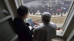 Папа Римский запустил мобильное приложение "Кликни и молись"