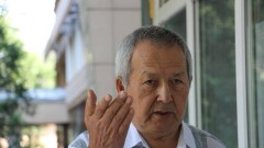 Экс-консул Казахстана в Индии угрожает поджечь себя в здании суда 