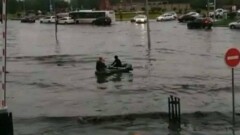Катавшиеся на лодке во время потопа в Астане попросили не повторять их поступок 