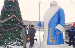Карагандинец продал машину ради подарка городу - огромной фигуры Деда Мороза