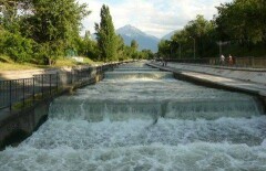 В Алматы ведутся поиски полуторагодовалого ребёнка, которого мать уронила в реку
