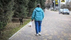 "Люди нас боятся, как будто испачкаешь их". Почему казахстанцы стигматизируют заражённых Covid-19