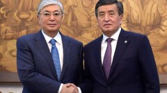 Касым-Жомарт Токаев встретился с Сооронбаем Жээнбековым в Бишкеке