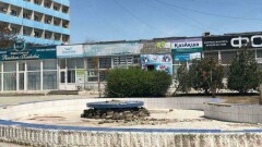 В Актау демонтировали фонтан, который жители прозвали памятником коронавирусу