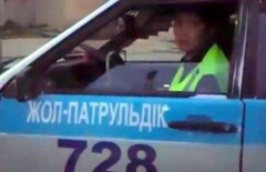 Полицейского без ремня безопасности сняли на видео в Шымкенте