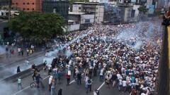 Армия Венесуэлы применила слезоточивый газ против демонстрантов