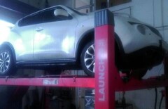 Автовладелица в Усть-Каменогорске подает в суд на дорожников из-за ямы