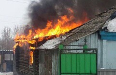 Проезжавшие мимо горящего дома устькаменогорцы помогли пожарным