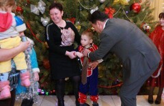 Свой галстук подарил ребёнку аким Павлодара на новогодней ёлке