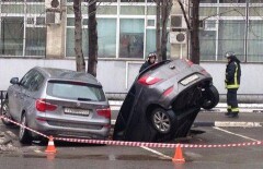 Две машины рухнули в трёхметровую яму в Москве