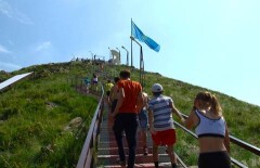 В Усть-Каменогорске молодежь устроила массовое скоростное восхождение на гору госсимволов