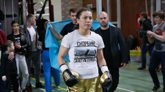 Фируза Шарипова продаёт футболку и перчатки, чтобы поддержать семью Максима Арышева